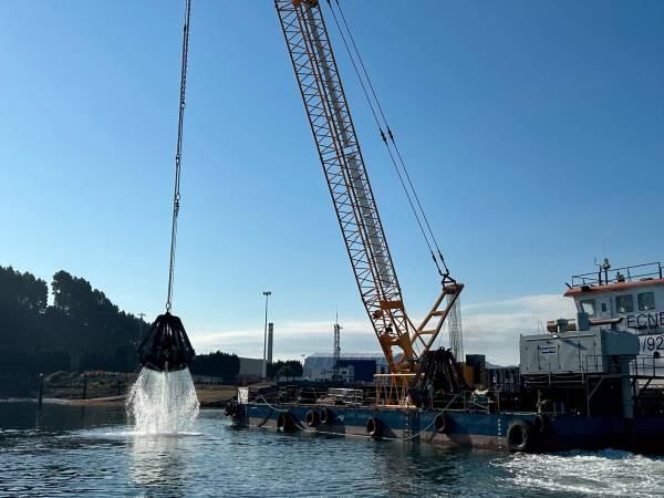 $!La pontona “SATO Algeciras” ha iniciado este martes las obras de construcción de una nueva explanada.