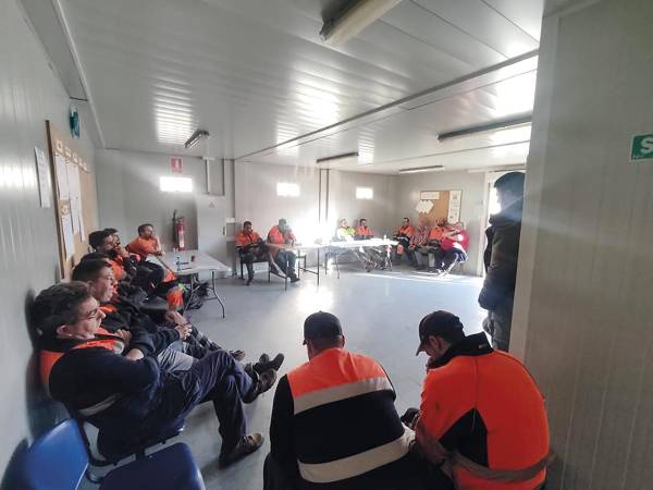 $!Asamblea de estibadores en el Puerto de Avilés.