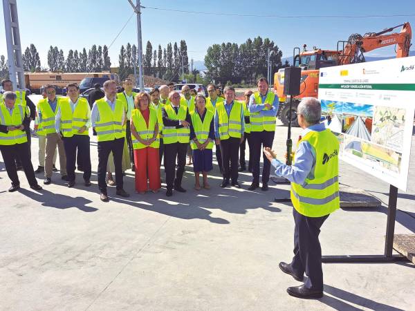 $!Luis Vicente Moreno Espí, director de Servicios Logísticos de Adif, explica las características de las obras y del nodo logístico de Júndiz. Foto J.P.