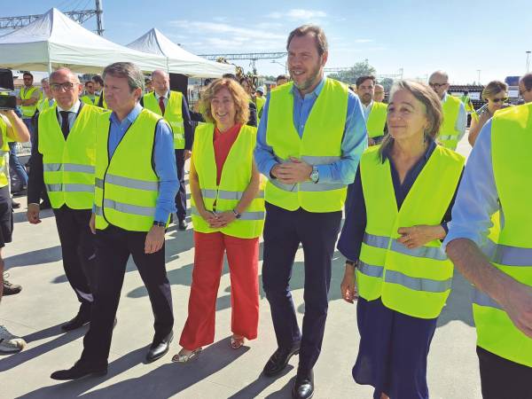 $!La nueva consejera de Movilidad Sostenible del Gobierno Vasco, Susana García (tercera por la izquierda), recibió a Óscar Puente en Júndiz. Foto J.P.