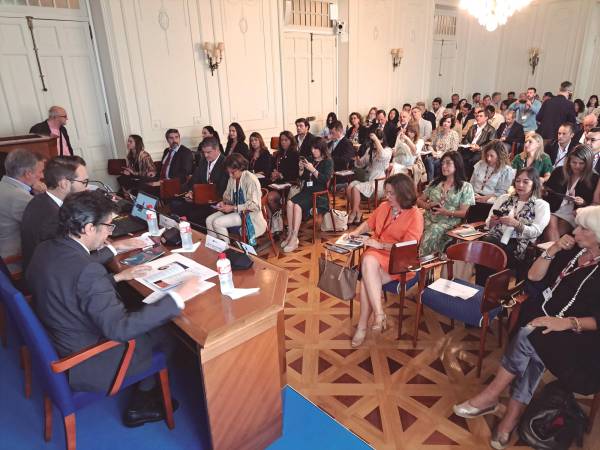 $!El Encuentro “Eficiencia energética en los puertos” ha llenado este jueves la sala de la UIMP en Santander. Foto J.P.