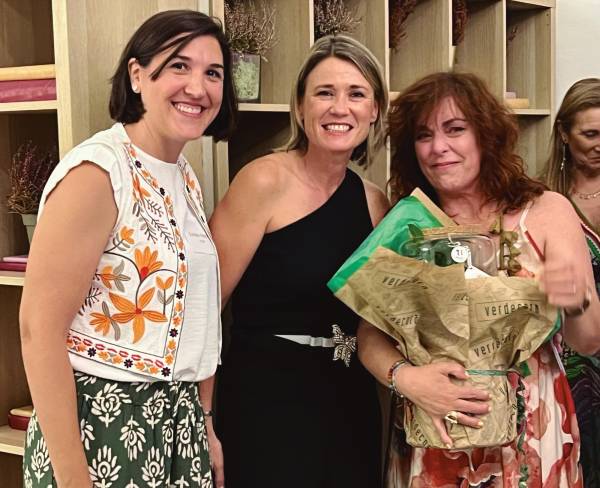 $!La ganadora del Premio Asociada EVAP, Amparo Martínez, a la derecha junto a Cristina Argente y Marta Iranzo, directora y presidenta de la Asociación, respectivamente.