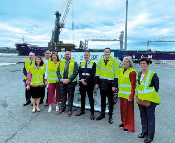 $!La delegación estadounidense ha visitado el Puerto de Bilbao, donde en la terminal de SLP se procedía a la descarga de una cargamento de 10.000 toneladas de trigo del buque “Jamno”, procedente del puerto de Duluth (Minnesota), en la región de los Grandes Lagos.