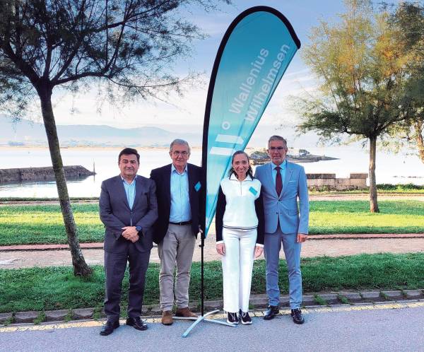 $!De izquierda a derecha: Santiago Díaz, director de la Autoridad Portuaria de Santander; Raoul Vega, Senior Manager WW Spain, Portugal; Mari Carmen Barrios, vicepresident Ports, Terminal Operations &amp; Stevedoring EMEA; César Díaz, presidente de la Autoridad Portuaria de Santander.