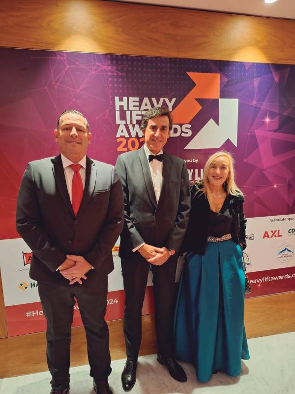 $!Erhardt Projects fue finalista en la categoría “Project Logistics Provider of the year” con deugro (ganador), DHL Industrial Projects, Prism Logistics y UTC Overseas. En la imagen: Igor Muñiz, CEO de Erhardt Projects; Jaime Pinedo, delegado Zona Norte de Grupo Diario; y Blanca Alarcia, Internacional Corporate Manager de Erhardt Projects.