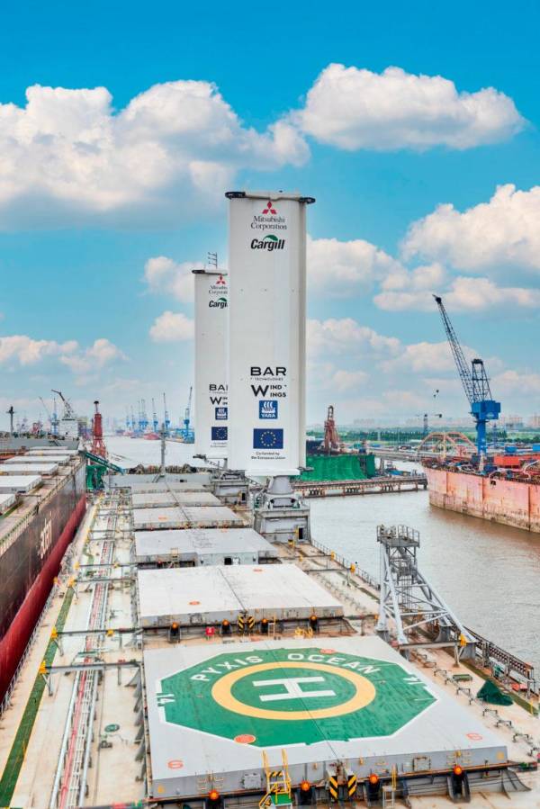 $!WindWings en proceso de modernización en “Pyxis Ocean” en el astillero COSCO en Shanghai, China. Agosto de 2023. Foto: Cargill.
