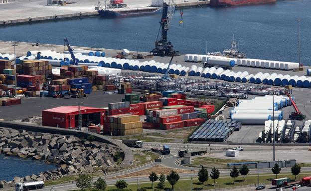 &oacute;venes albaneses utilizan las instalaciones del Puerto de Bilbao para tratar de llegar ilegalmente a Inglaterra.