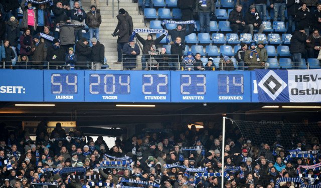 El reloj del estadio del Hamburger SV marcaba el tiempo de permanencia del club en la primera divisi&oacute;n de la Bundesliga.