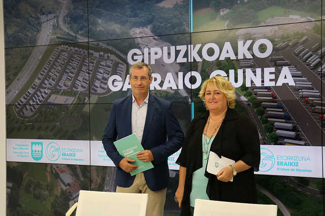 El diputado general de Gipuzkoa, Markel Olano, y la diputada de Infraestructuras Viarias, Aintzane Oiarbide, presentaron el mi&eacute;rcoles el nuevo Centro Integral del Transporte.