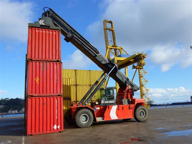 El Musel comienza un nuevo tr&aacute;fico de regular de contenedores con el puerto argentino de Madryn