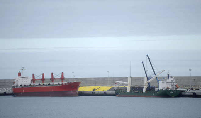 El puerto exterior de A Coru&ntilde;a acoge por primera vez dos operaciones simult&aacute;neas de carga de mercanc&iacute;a