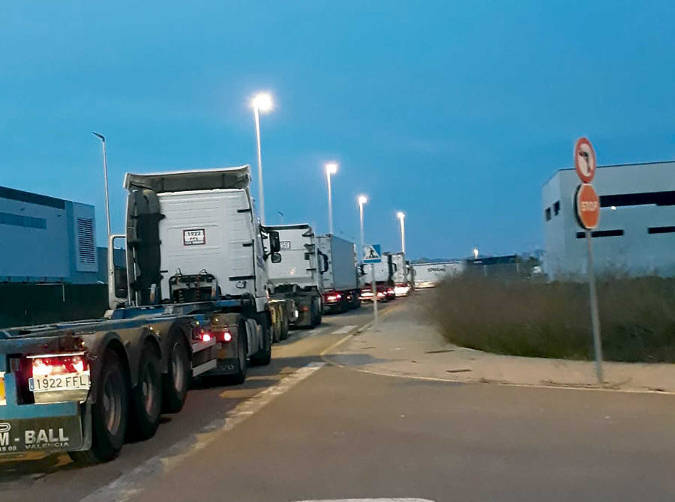 Los transportistas, hastiados por las colas en los viales del Parque Log&iacute;stico de Valencia