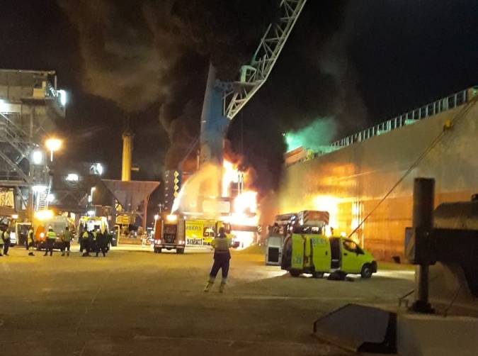 El incendio de la gr&uacute;a se inici&oacute; alrededor de las 18 horas y se dio por extinguido a las 21.30 horas.