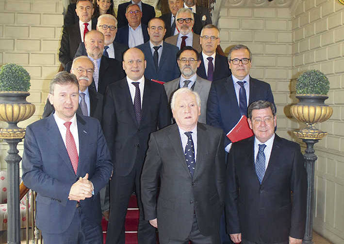 El Teatro Principal de Burgos acogi&oacute; ayer el Encuentro de las C&aacute;maras de Comercio del Corredor Central Ferroviario de Espa&ntilde;a, con la asistencia de los presidentes de los puertos de Algeciras, Manuel Mor&oacute;n; Bilbao, Asier Atutxa, y el director general del Puerto de Pasaia, C&eacute;sar Salvador. Foto J.P.