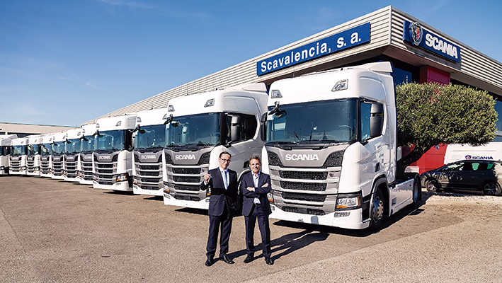 Alfonso L&oacute;pez, gerente de Ll&aacute;cer y Navarro, recibiendo las llaves de manos de Francisco Navaro, responsable de flotas de Scania Ib&eacute;rica.