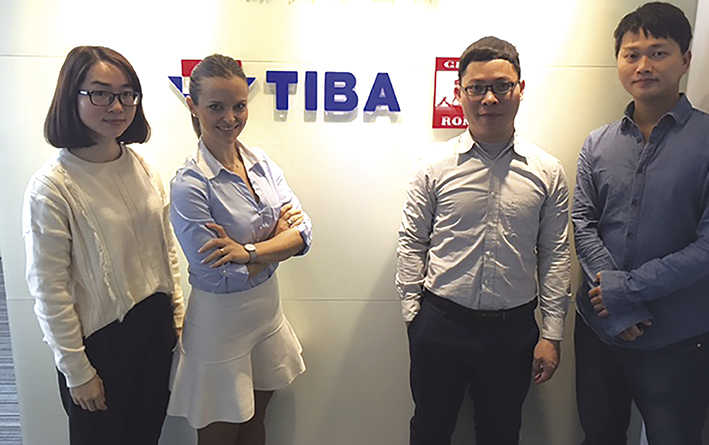 Bel&eacute;n Carratal&aacute;, Country Manager de China de TIBA, junto a directivos de la empresa en el pa&iacute;s asi&aacute;tico.