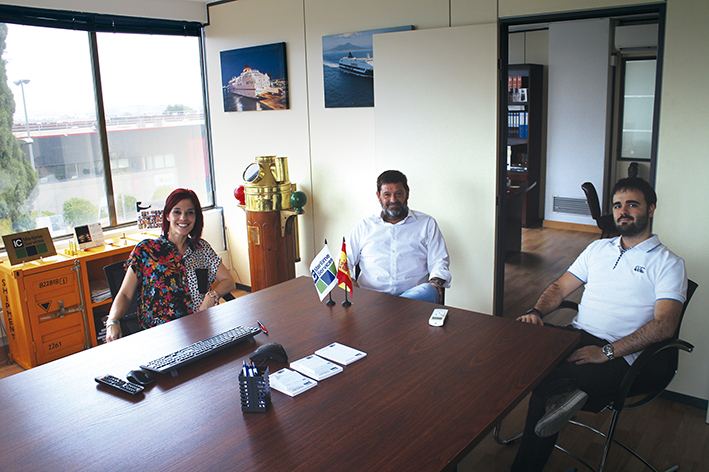 De izquierda a derecha, Miriam Alvaredo, responsable de Tr&aacute;fico; Juan Carlos Abell&aacute;n, director; y David Abell&aacute;n, responsable de Calidad, en las nuevas oficinas de la compa&ntilde;&iacute;a en Madrid. Foto M.J.