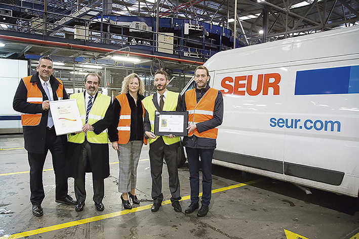 El director de Operaciones de Seur, Juan P&eacute;rez de Lema, recibe el certificado de manos del Club Excelencia en Gesti&oacute;n y de Bureau Veritas.