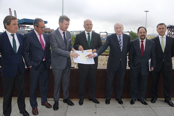 Desde la izquierda: Luis Gabiola, director de Operaciones, Comercial y Log&iacute;stica de la Autoridad Portuaria de Bilbao; Baudilio Fern&aacute;ndez-Mardomingo, delegado territorial de la Junta de Castilla y Le&oacute;n en Burgos; Francisco Javier Lacalle, alcalde de Burgos; Asier Atutxa, presidente de la Autoridad Portuaria de Bilbao; Antonio Miguel M&eacute;ndez, presidente de la C&aacute;mara de Comercio de Burgos; &Aacute;ngel Guerra, vicepresidente de la Diputaci&oacute;n Provincial de Burgos; Jos&eacute; &Aacute;ngel Corres, presidente de la C&aacute;mara de Comercio e Industria de Bilbao. Foto J.P.