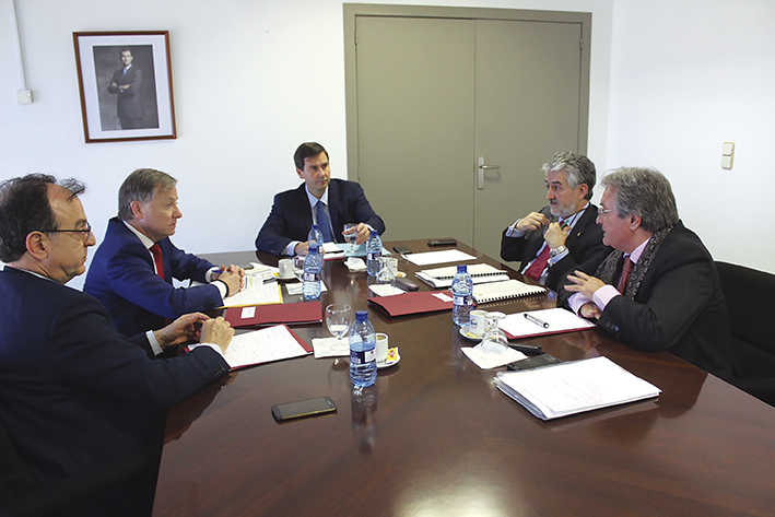 El subsecretario del Ministerio de Interior, Luis Aguilera, se reuni&oacute; ayer con el delegado del Gobierno en la Comunitat Valenciana, Juan Carlos Moragues; el director general de Protecci&oacute;n Civil y Emergencias, Juan Antonio D&iacute;az; el subdelegado del Gobierno en Valencia, Jos&eacute; Vicente Herrera; y el subdirector general de Prevenci&oacute;n, Planificaci&oacute;n y Emergencias, Francisco Jos&eacute; Ruiz Boadas, en Valencia.