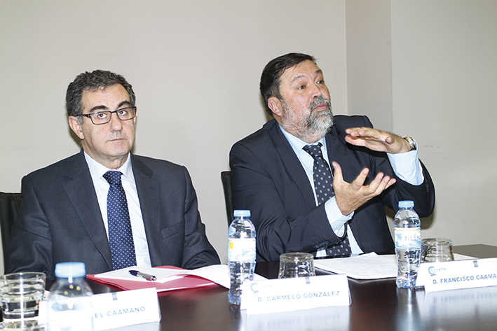 Carmelo Gonz&aacute;lez, vicepresidente de CETM, y Francisco Caama&ntilde;o, de CCS Abogados. Foto M.J.