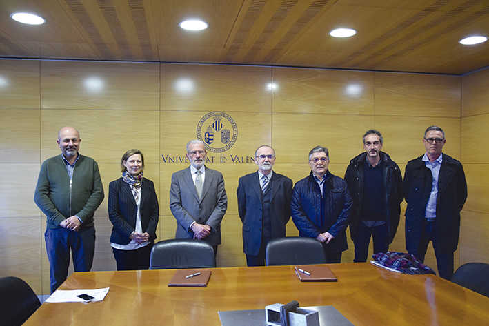 El convenio de colaboraci&oacute;n fue firmado el jueves pasado. De izquierda a derecha: el decano de la Facultad de Ciencias Sociales, Ernest Cano Cano; la secretaria general de la UV, Mar&iacute;a Jos&eacute; A&ntilde;&oacute;n; el rector de la UV, Esteban Morcillo S&aacute;nchez; el presidente de la FLTECV, Manolo Valles; su vicepresidente, Jos&eacute; Miguel Peris Orero, David Enr&iacute;quez Armengod y Bernat Alventosa i Todosantos. Foto Alba Garc&iacute;a.