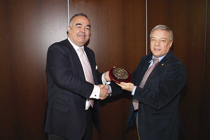 Felipe Menda&ntilde;a, director de Transporte Intermodal de Noatum Ports, recibe la metopa conmemorativa de manos del presidente de Propeller Madrid, Miguel &Aacute;ngel Palomero.