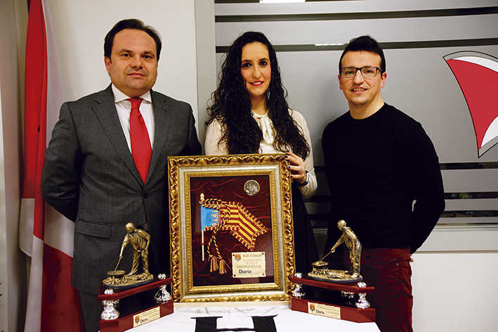 Juan V&aacute;zquez, director de la oficina de Hamburg S&uuml;d en Valencia; Sandra Lucas, fallera mayor de la falla Dr. J.J. D&oacute;mine-Port y Javier Blasco, presidente de la falla Dr. J.J. D&oacute;mine-Port , en la ceremonia de entrega de los trofeos a la falla.