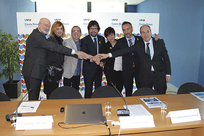 Dom&egrave;nec Espadal&eacute;, presidente de la C&aacute;mara de Comercio de Girona; Marta Felip, vicepresidenta del Patronato de Turismo de la Costa Brava; Llu&iacute;s Puig, alcalde de Palam&oacute;s; Ricard Font, presidente de Ports de la Generalitat; Montse Mindan, alcaldesa de Roses; Joan Pere G&oacute;mez, gerente de Ports de la Generalitat, y Xavier Ribera, presidente de la C&aacute;mara de Comercio de Palam&oacute;s. Foto E. Garc&iacute;a.