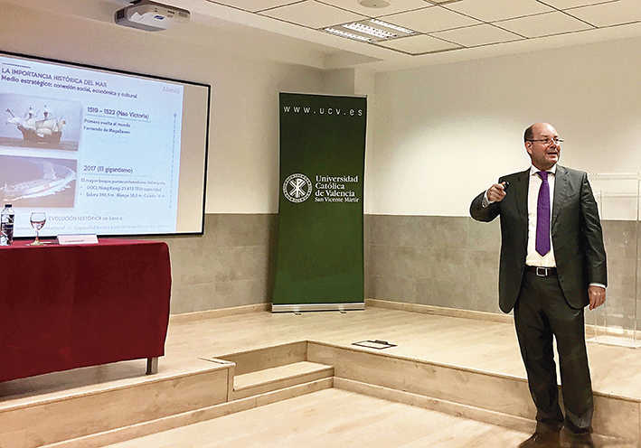 Jorge Alonso, presidente de Grupo Alonso, impartiendo una de las clases del m&aacute;ster de la UCV.