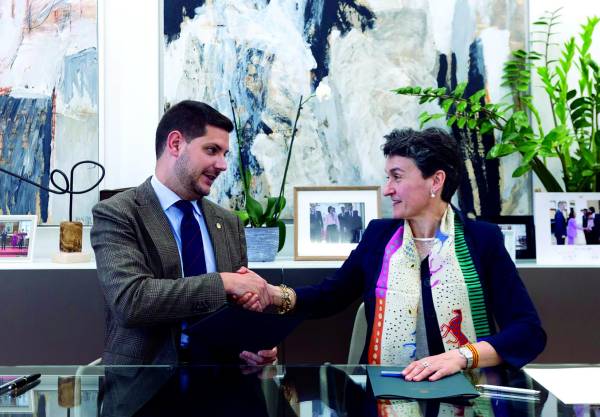 $!El alcalde de Gandia, José Manuel Prieto, junto a la presidenta de Valenciaport, Mar Chao, en la firma del convenio que se ha publicado recientemente en el BOE. Foto Àlex Oltra.