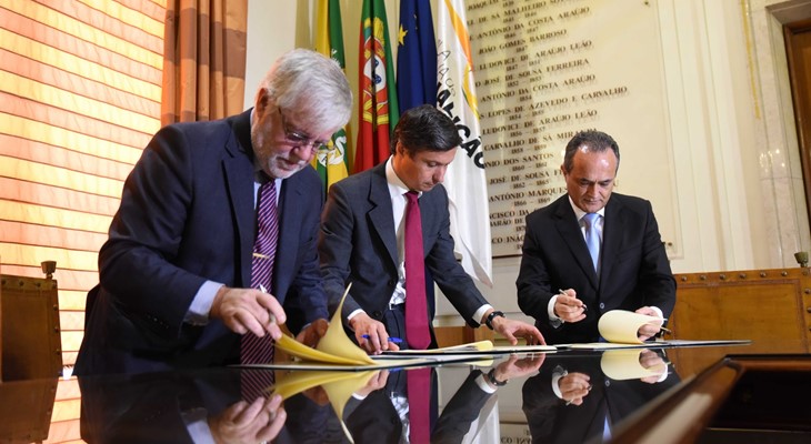 Izq. a dcha.: Carlos Vasconcelos, presidente de Medway; Paulo Cunha, alcalde de Famalic&atilde;o; Ant&oacute;nio Laranjo, presidente de Infraestuturas de Portugal.