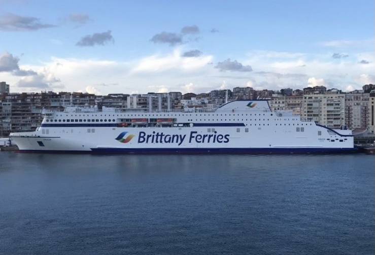 El buque &quot;Galicia&quot;, en su primera escala en el Puerto de Santander el pasado a&ntilde;o.