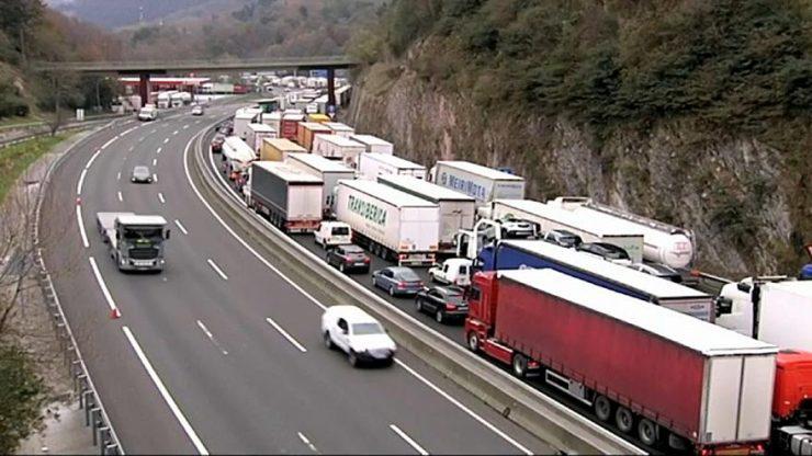 AGTC apela a la responsabilidad de los agricultores catalanes en eldesafueros de las movilizaciones que llevarán a cabo en los próximos días, para que no se repitan los graves impedimentos y perjuicios a la actividad de los transportistas que ocasionaron sus homólogos franceses en las últimas dos semanas.