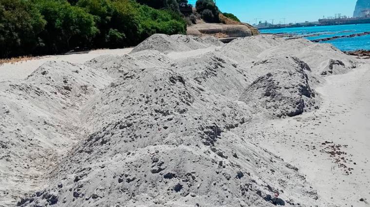 La Autoridad Portuaria concluye durante el fin de semana la restitución del perfil de la Playa de Guadarranque.