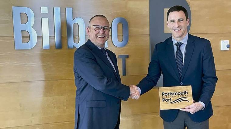 El acuerdo ha sido ratificado por el Business Development manager de Portsmouth International Port, Ian Palacio, y el director de Operaciones, Comercial, Logística y Estrategia de la Autoridad Portuaria de Bilbao, Andima Ormaetxe.