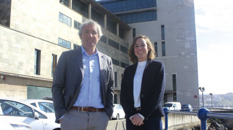 Daniel Crespo e Itxasne Solana gestionan la nueva oficina de Gefco en el Puerto de Bilbao. Foto J.P.