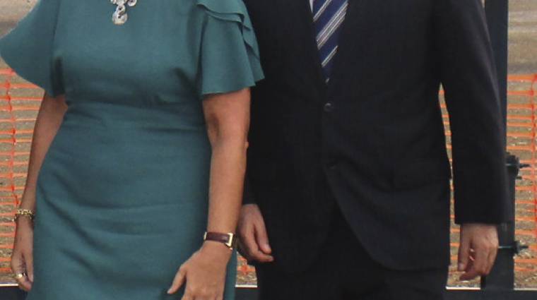 Arantxa Tapia e I&ntilde;aki Arriola durante el acto de inicio de las obras de la planta de Haizea Wind en el Puerto de Bilbao en julio de 2017. Foto J.P.