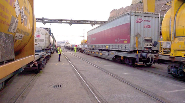 Uno de los semirremolques de Arcese, subido al tren de Hupac en la estaci&oacute;n de Morrot.