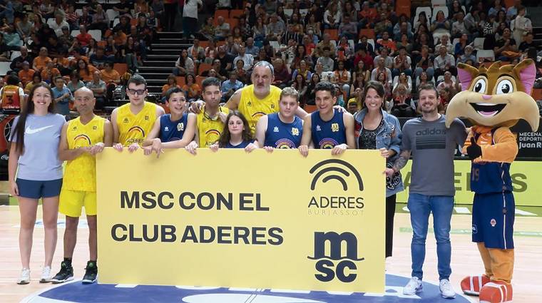 Los jugadores del club participaron en dos encuentros en los descansos de los partidos de Valencia Basket.