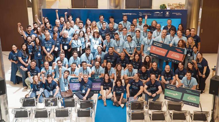 Imagen de todos los participantes, organizadores y colaboradores del IV Valenciaport Hackathon.