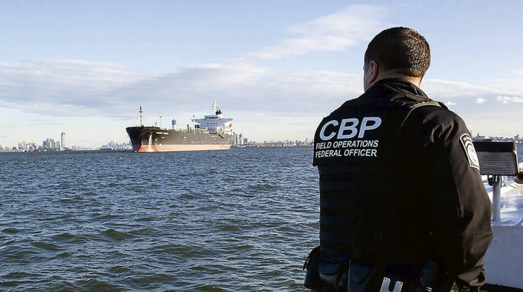 Un agente de la U.S. Customs and Border Protection (CBP) de servicio en un puerto de la costa Este de Estados Unidos.