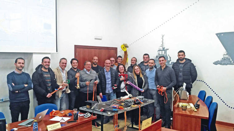 Los alumnos junto al profesor Carlos Hern&aacute;ndez Barrueco.