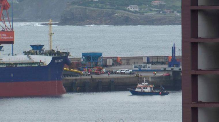 El accidente ha tenido lugar en el Muelle Moliner del Puerto de Gijón. Foto: RTPA.