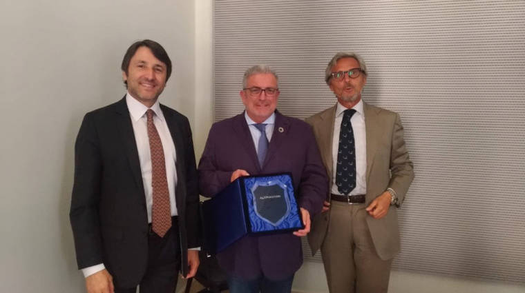 Alberto Rossi, secretario general de Assarmatori; Eduard Rod&eacute;s, director de la Escola Europea, y Stefano Messina, presidente de Assarmatori.