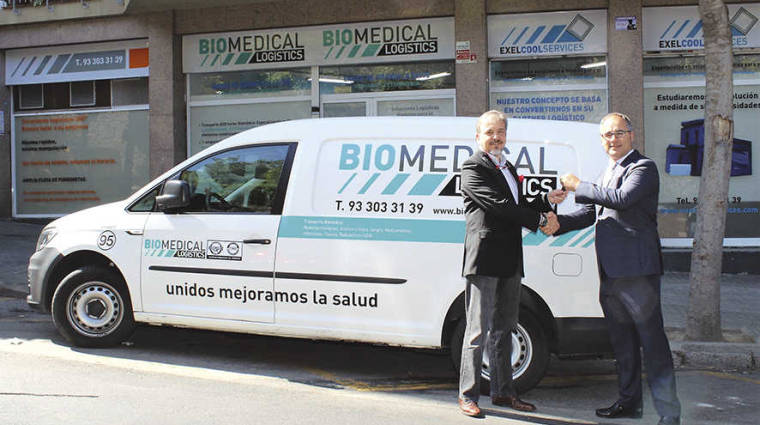 Francesc G&oacute;mez, CEO de Biomedical Logistics, recibe las llaves de una de las nuevas unidades VW de manos de Christian Amador, KAM del Departamento de FFlotas LCV y Turismos de Catalunya Wagen. Foto: Jos&eacute; M. Rojas