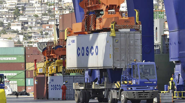 Operativa en la terminal de contenedores de COSCO en el puerto de El Pireo.