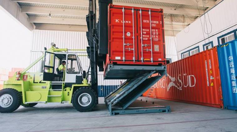 La presentaci&oacute;n a la comunidad portuaria valenciana del contenedor plegable ZBOX tuvo lugar en las instalaciones de TransBase Soler en el puerto de Valencia.