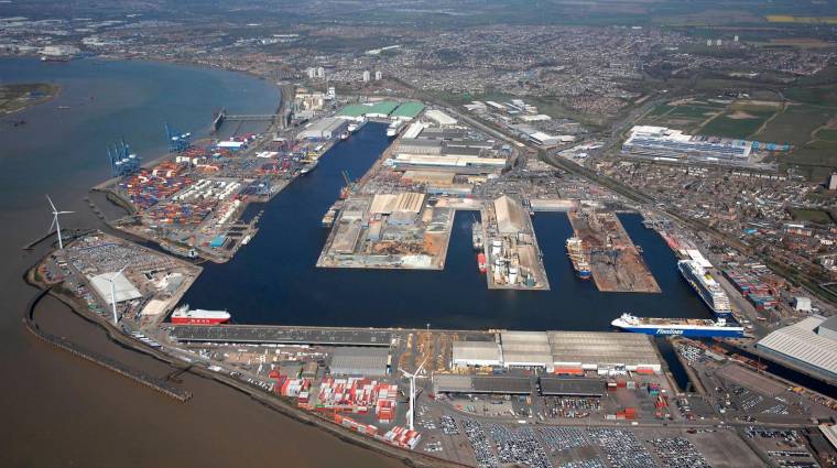 El puerto de Tilbury mueve unos 16 millones de toneladas al año y es el puerto más grande del Támesis.