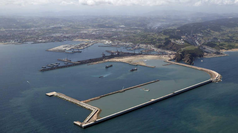 Las obras de la ampliaci&oacute;n del Puerto de Gij&oacute;n, inauguradas en enero de 2011, fueron adjudicadas por 580 millones en 2005 y finalmente costaron 800 millones.